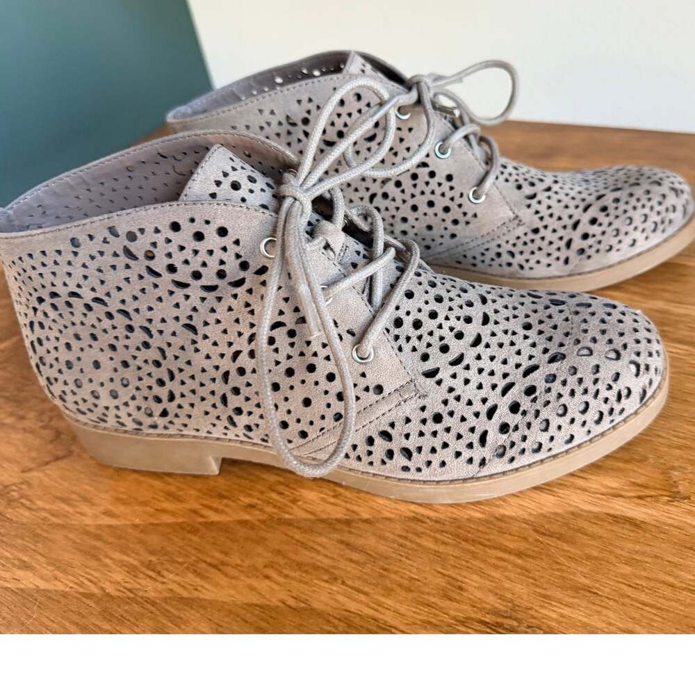 Indigo Rd. Laser-Cut Perforated Lace-Up Ankle Booties TaupeGray Women's Sz 6.5M